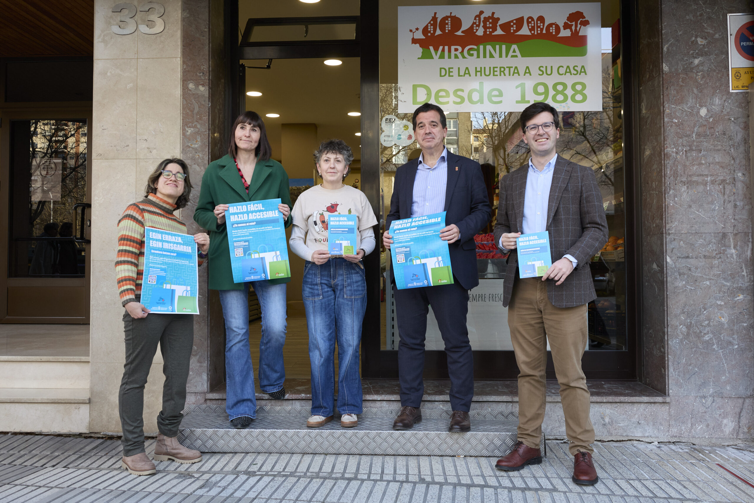 Vanesa Alonso, Sonia Ganuza, Virginia Sádaba, el consejero Mikel Irujo y Pablo Ezcurra, en la presentación de la campaña en un comercio del barrio pamplonés de Iturrama