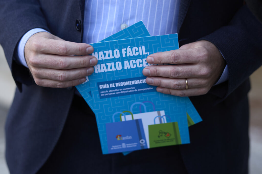 FOLLETOS DE LA CAMPAÑA SUJETADOS POR UNAS MANOS