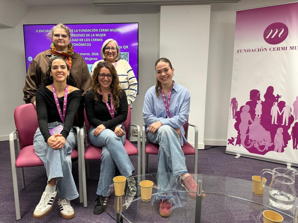 fotografia de grupo de mujeres participantes