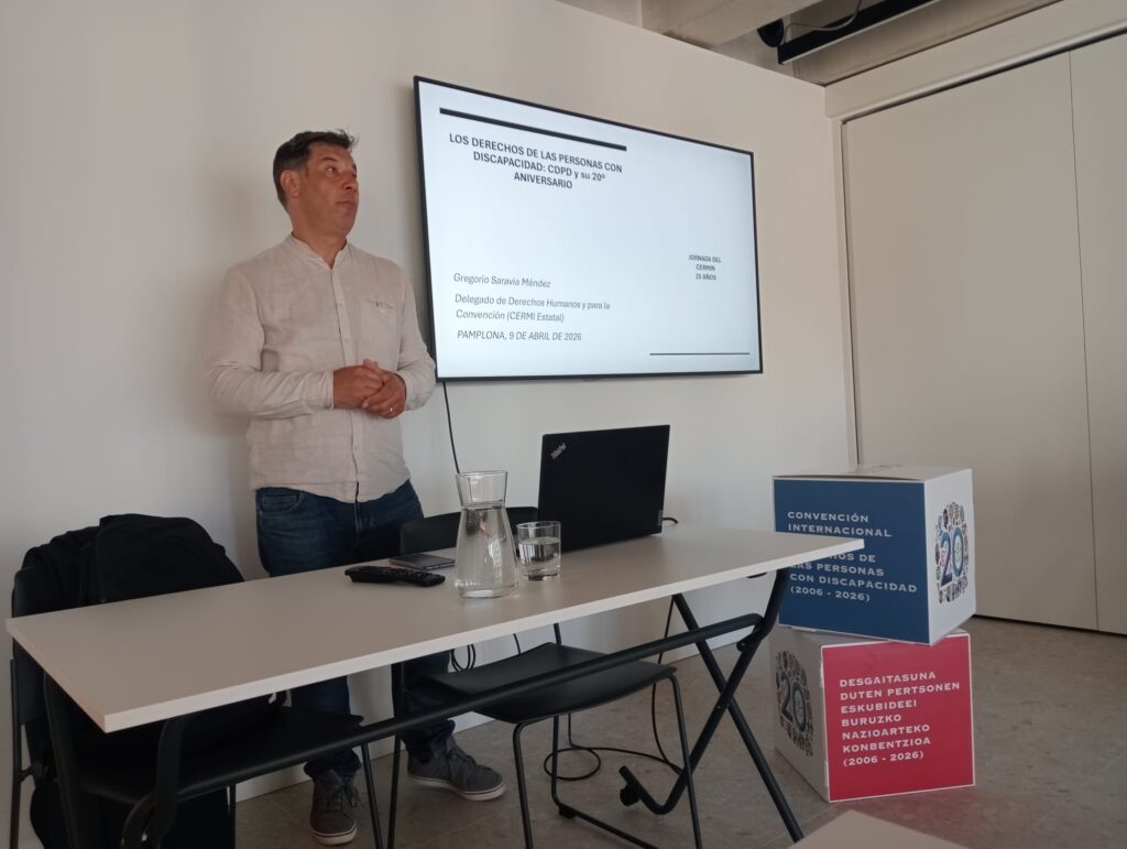 GREGORIO SARAVIA DURANTE LA FORMACION DELANTE DE LA PANTALLA DE PROYECCIÓN