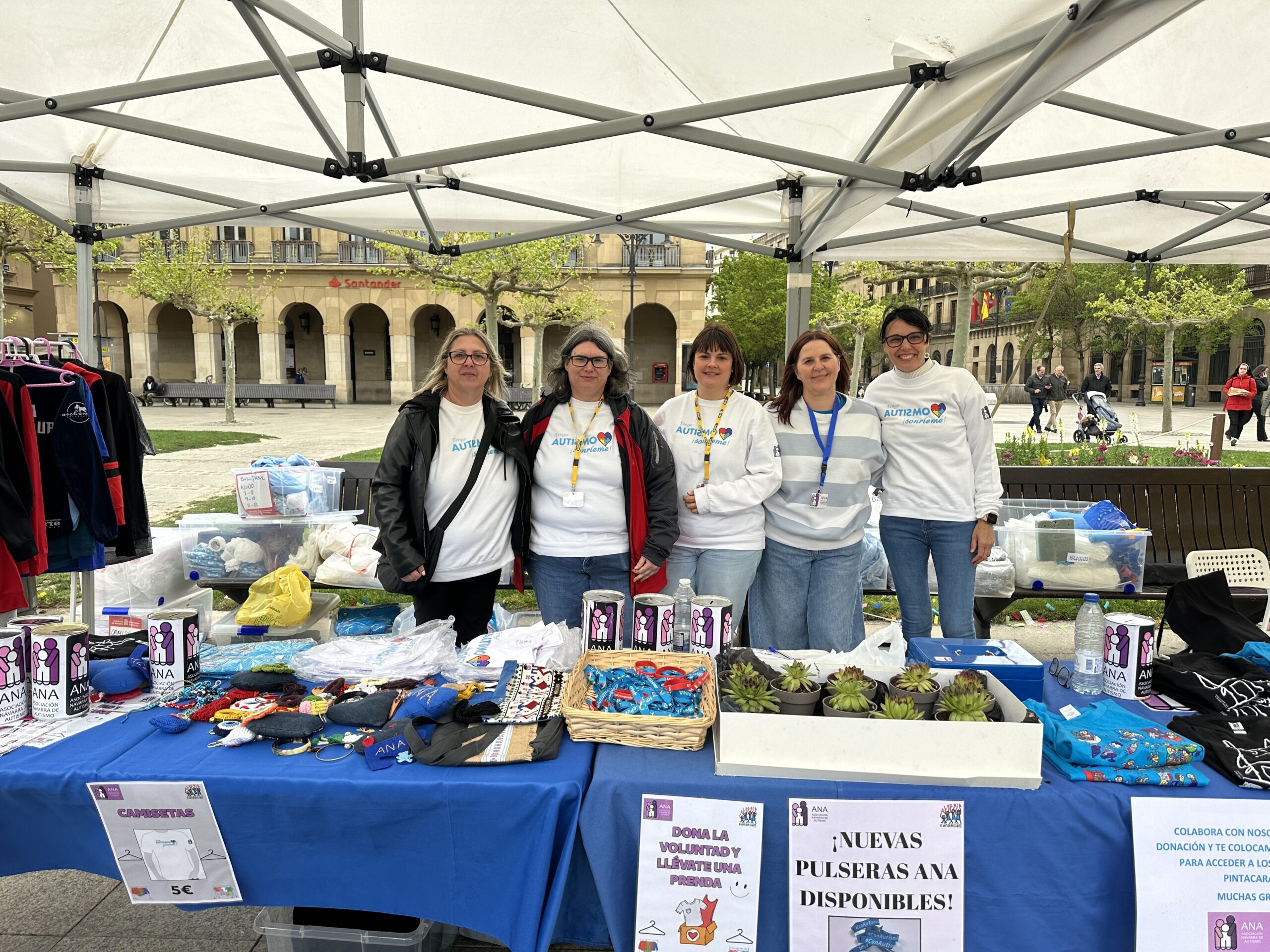 fotografía de de grupo en la Plaza del Castillo de Pamplona. En el puesto informativo de ANA