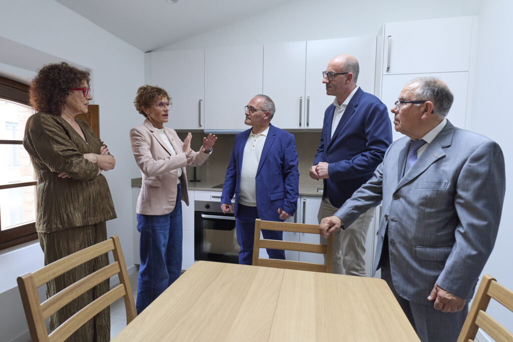 De izquierda a derecha: la consejera Maeztu, la Presidenta Chivite, el director general de FADIR, José Antonio Delgado, el alcalde de Corella, Gorka García, y el presidente de FADIR, Valentín Carranza