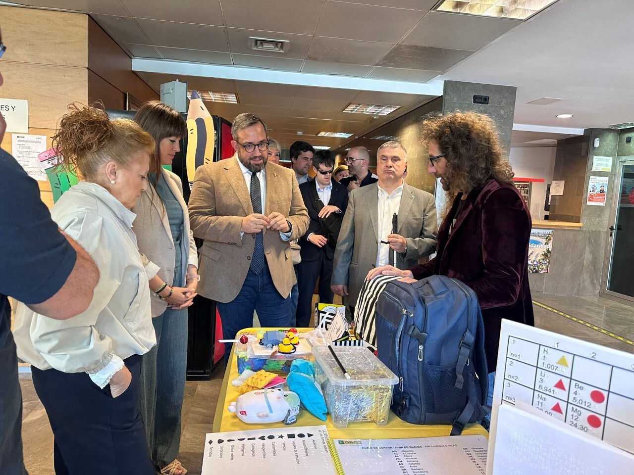 Remirez en las instalaciones de la ONCE NAVARRA donde profesionales muestras material de trabajo