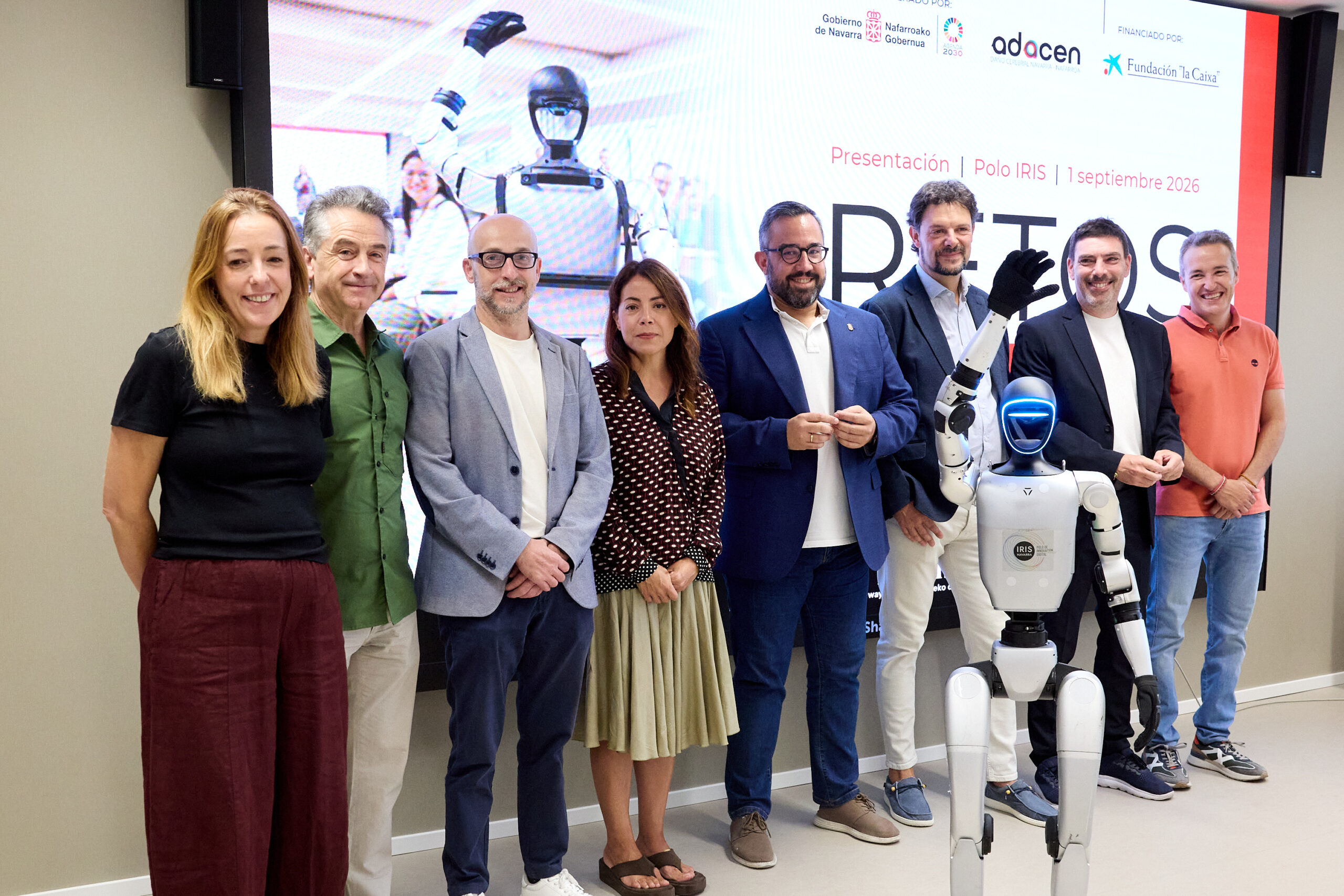 fotografía de grupo con el vicepresidente Ramirez y personas que participan en el proyecto.