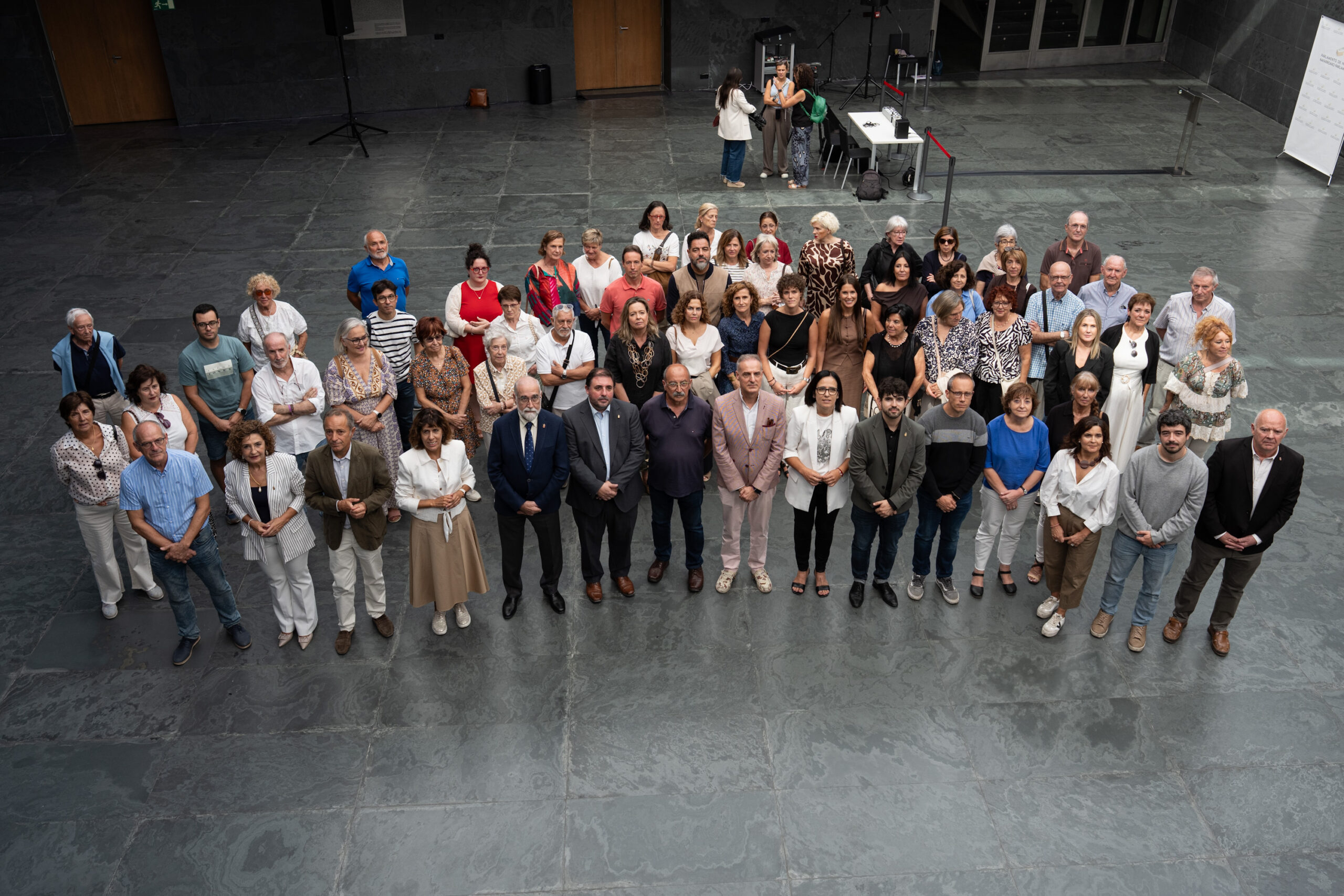 FOTOGRAFIA DE GRUPO DE PERSONAS ASISTENTES AL ACTO EN EL PARLAMENTO
