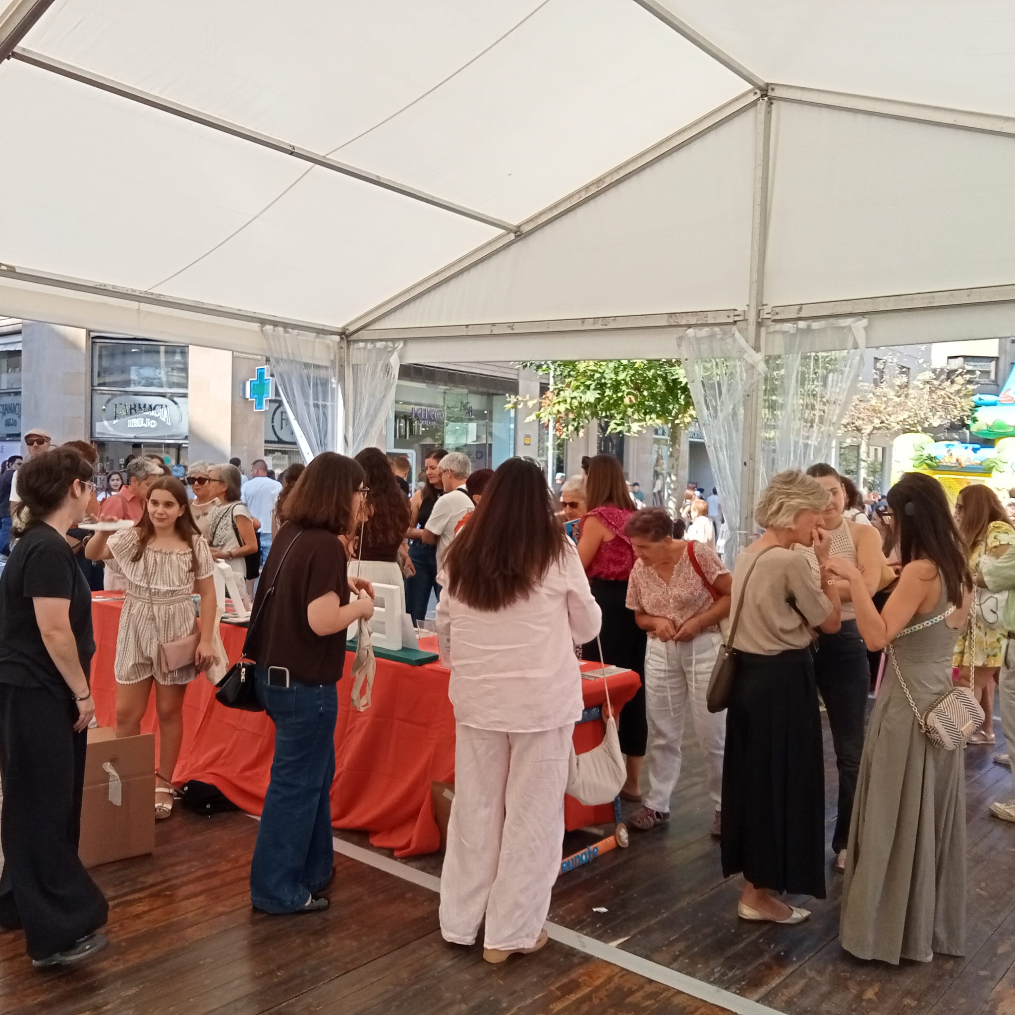 personas alrededor del stand informativo de EUNATE