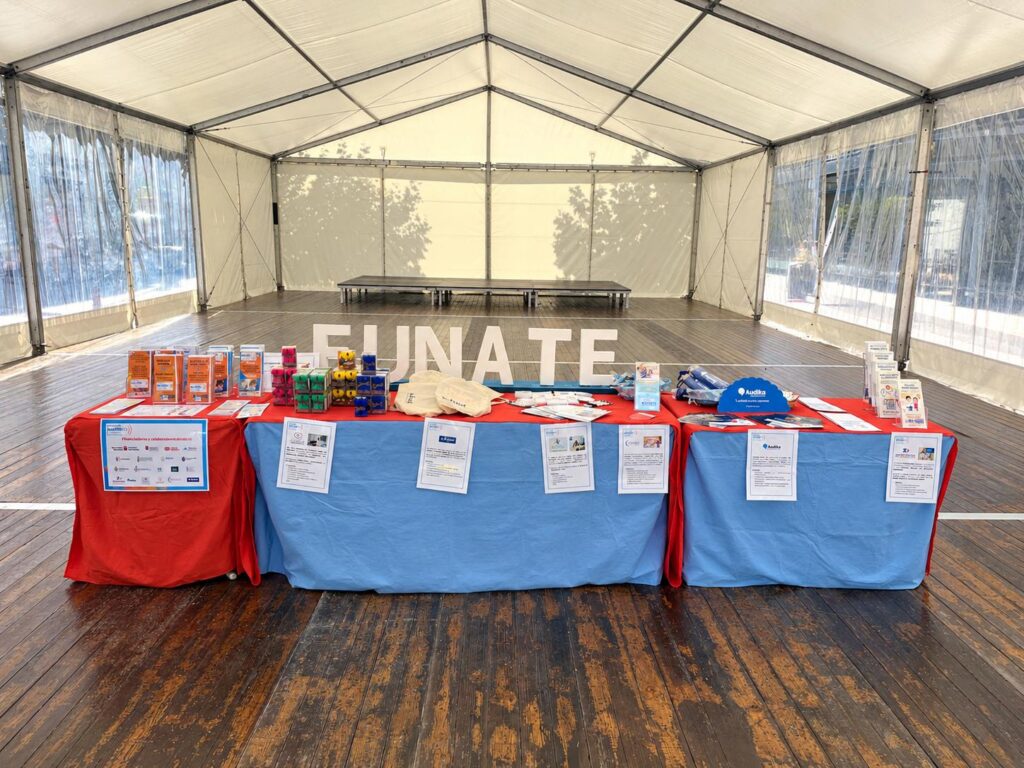stand de EUNATE dentro de una carpa informativa