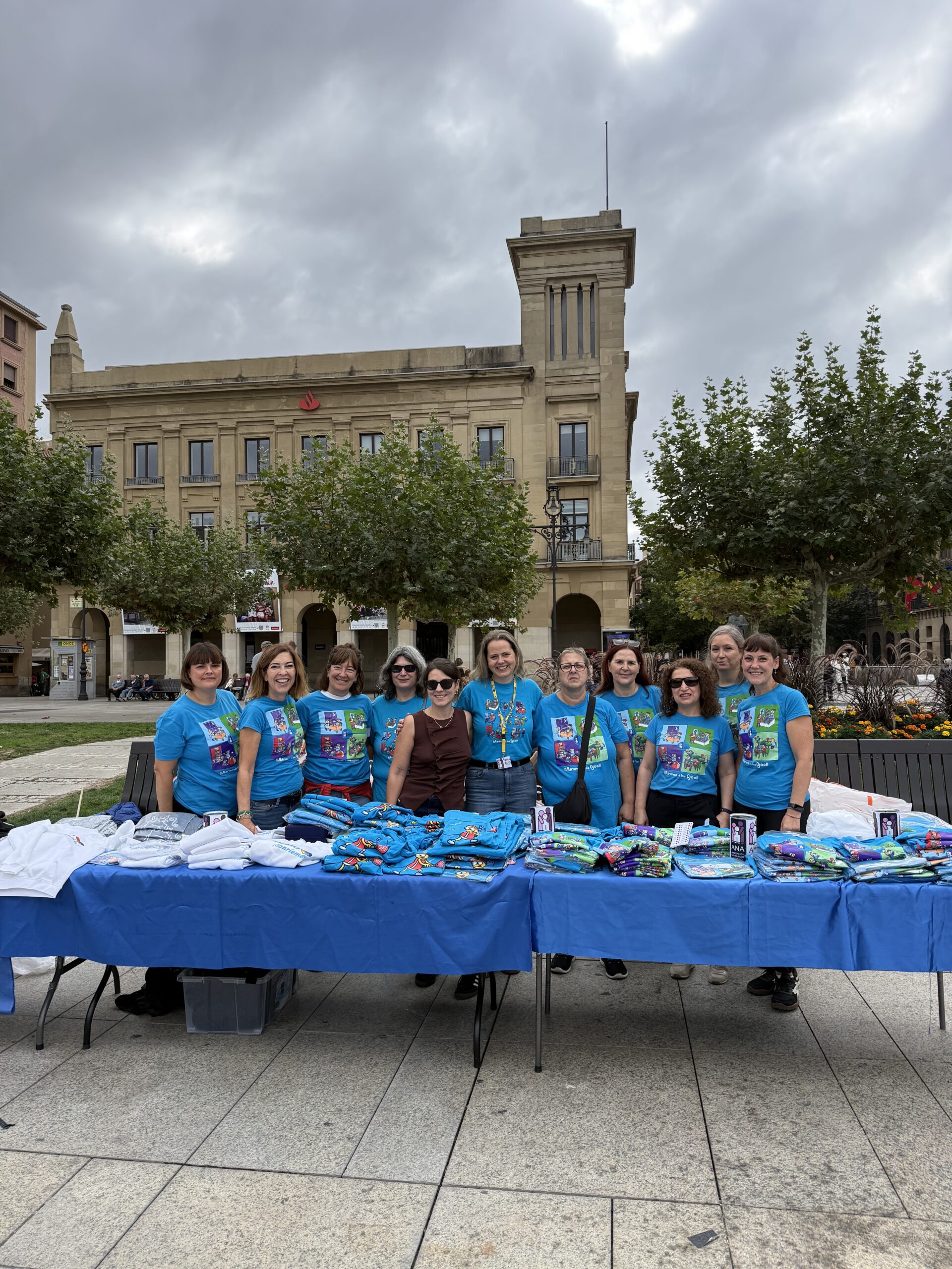 fotografías de grupo de varias miembro de la entidad de ANA en la Plaza del Castillo de Pamplona