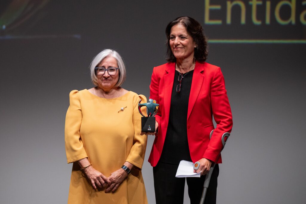 mariluz sanz presidenta de CERMIN entregando el premio a una de las personas ganadoras