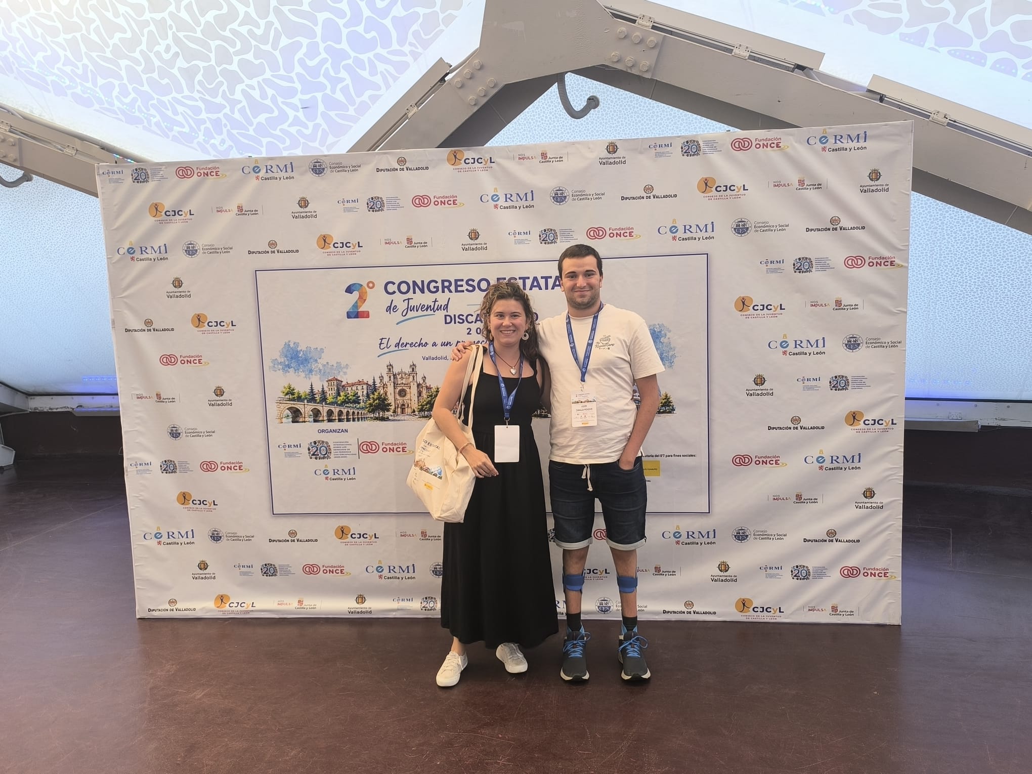 fotografia de dos personas miembros de CERMIN en el photocall del Congreso