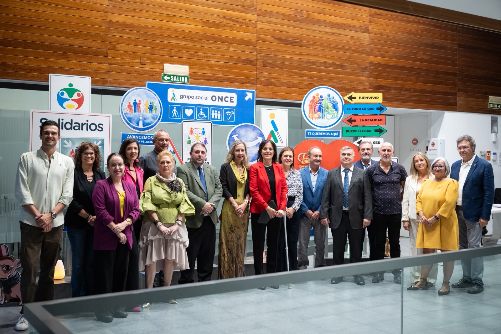 FOTOGRAFÍA DE GRUPO DE PREMIADOS Y AUTORIDAS EN EL PHOTOCALL